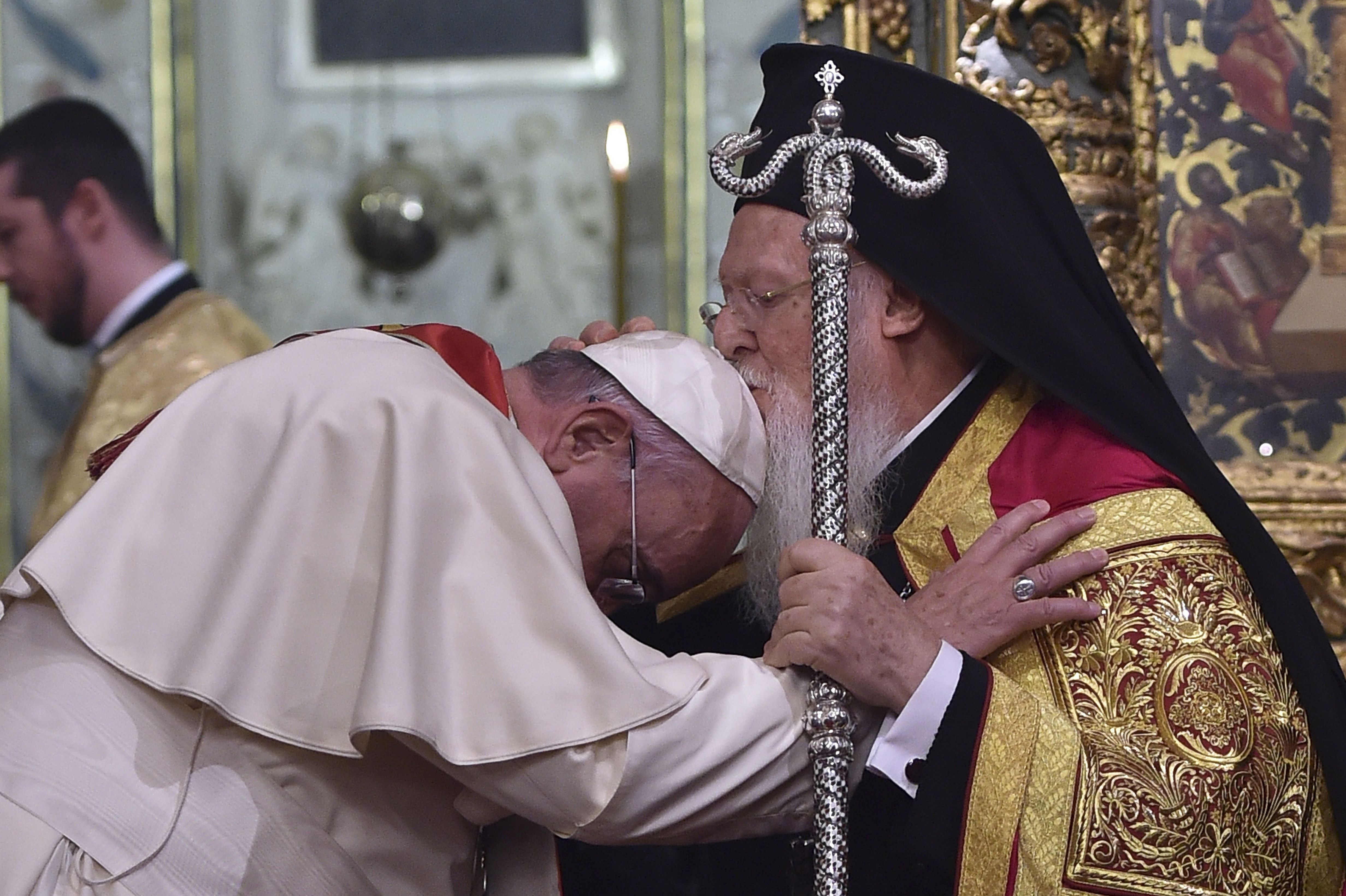 Папа римский поднять белый флаг. Папа Римский и Патриарх Константинопольский. Папа Франциск.