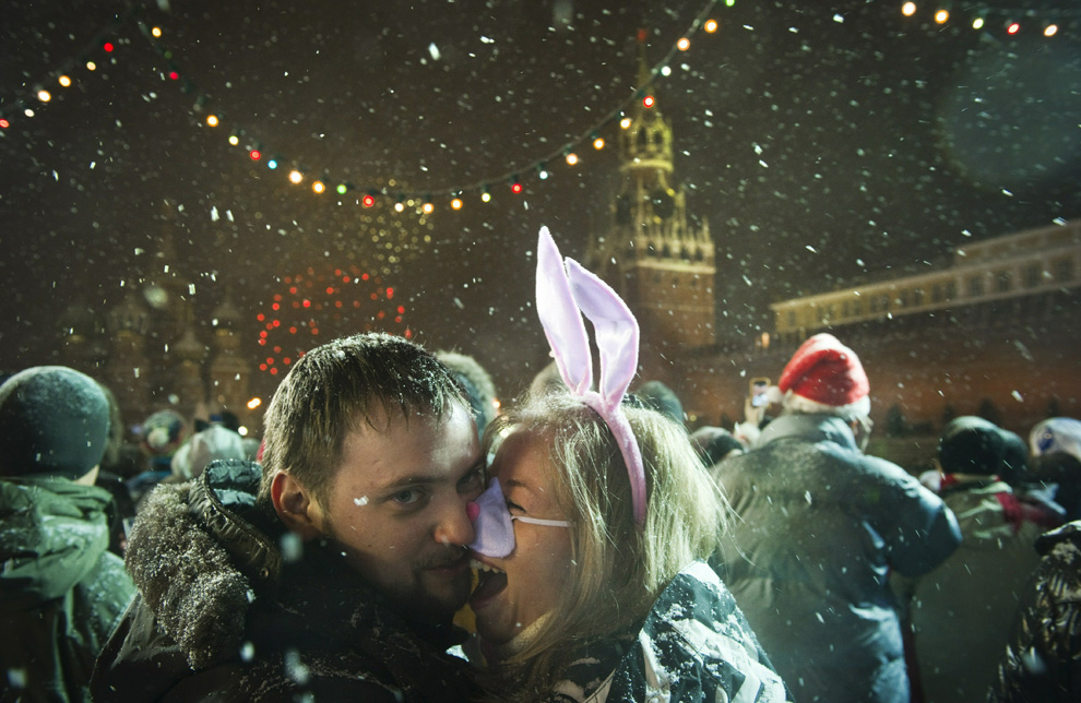 Новый год начинают встречать. Новогодняя ночь. Новый год встреча. Люди отмечают новый год. Празднование нового года в России.