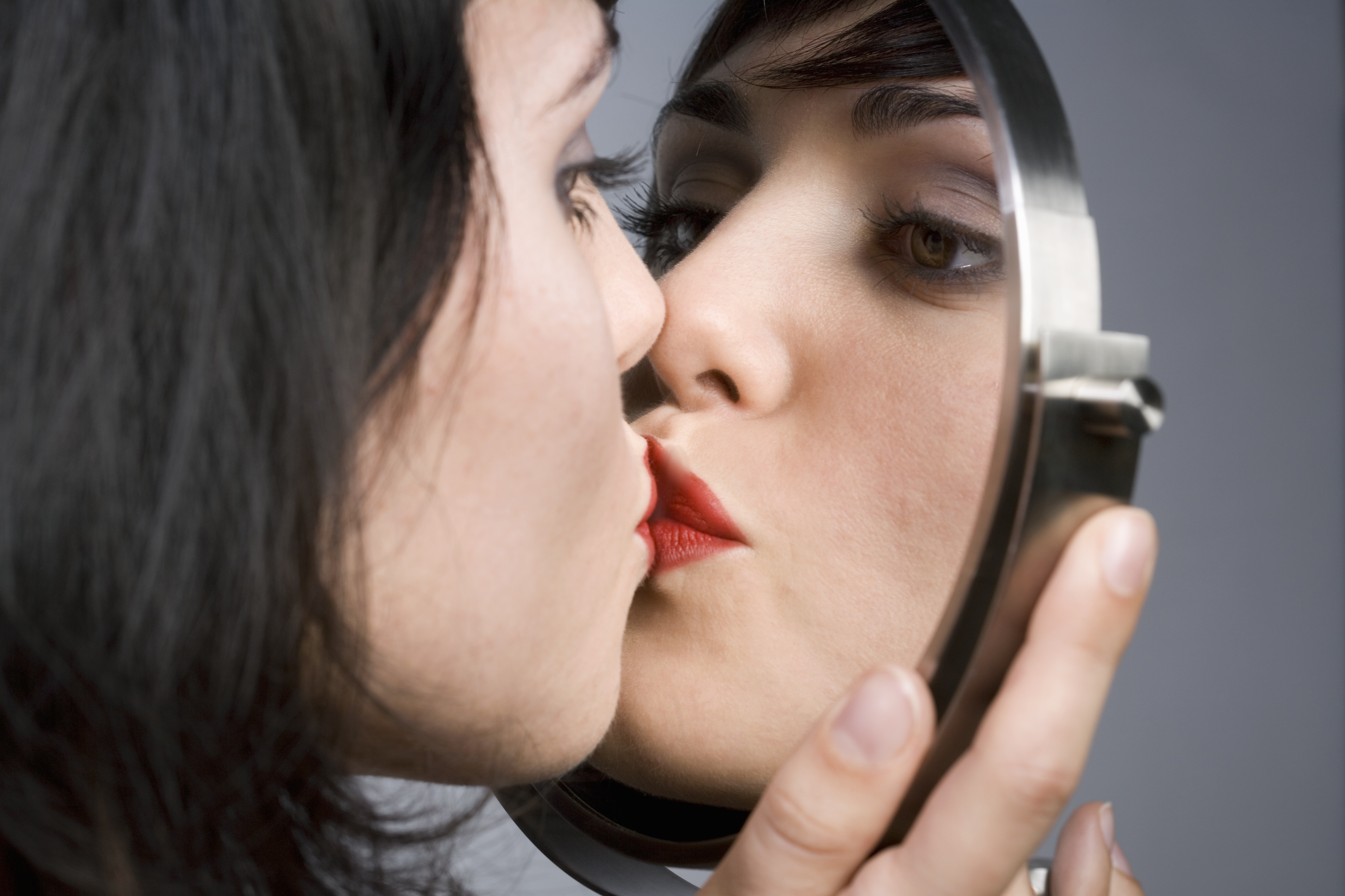 Страстно сама себя. Эгоистичный человек. Девушка целует свое отражение в зеркале. Любовь к себе. О самовлюбленности и эгоизме.